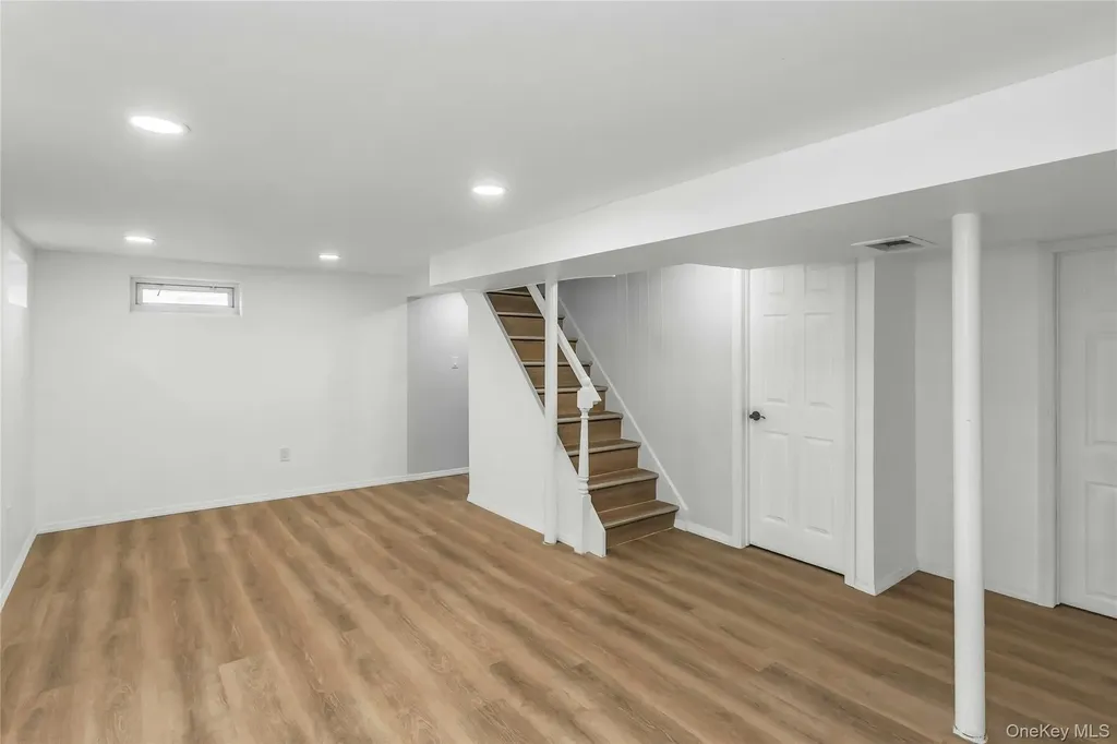 27 Surrey Lane Plainview NY 11803