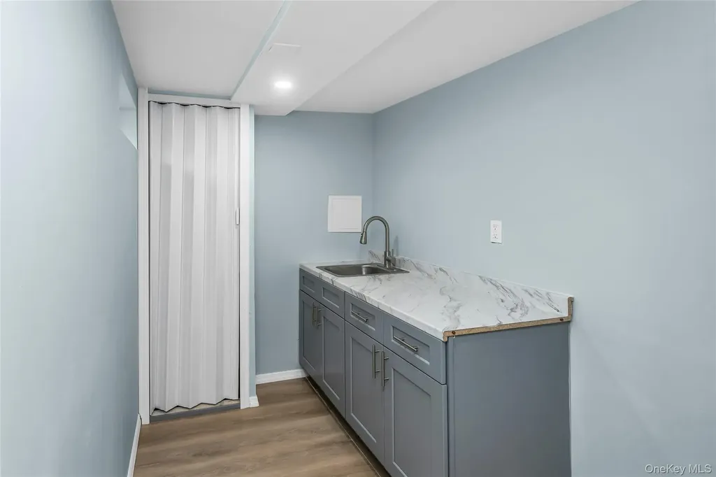 27 Surrey Lane Plainview NY 11803