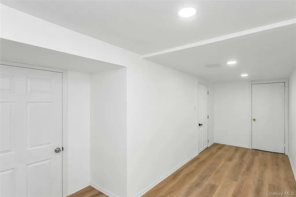 27 Surrey Lane Plainview NY 11803