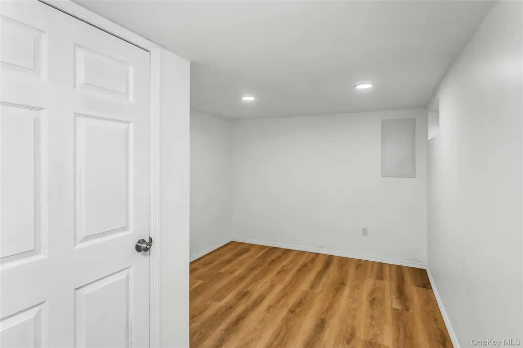 27 Surrey Lane Plainview NY 11803