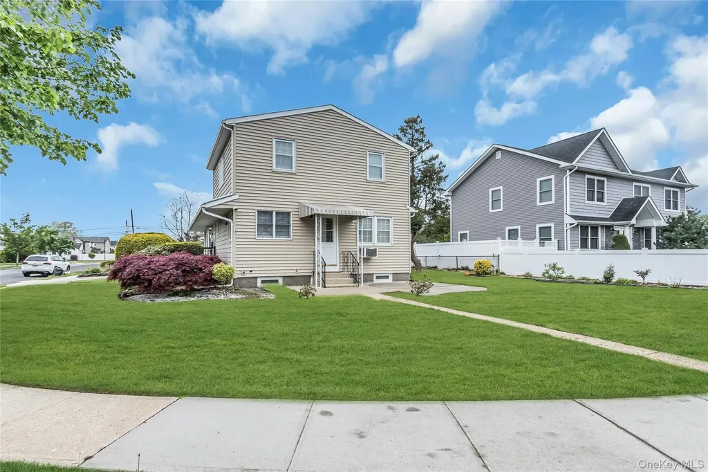 27 Surrey Lane Plainview NY 11803