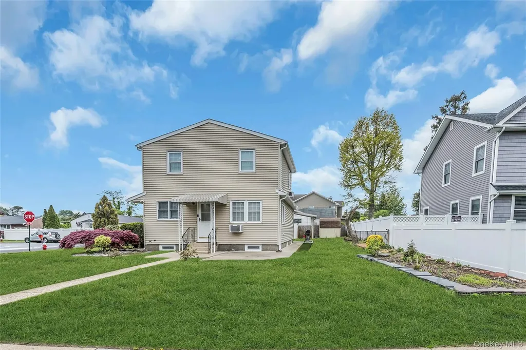 27 Surrey Lane Plainview NY 11803