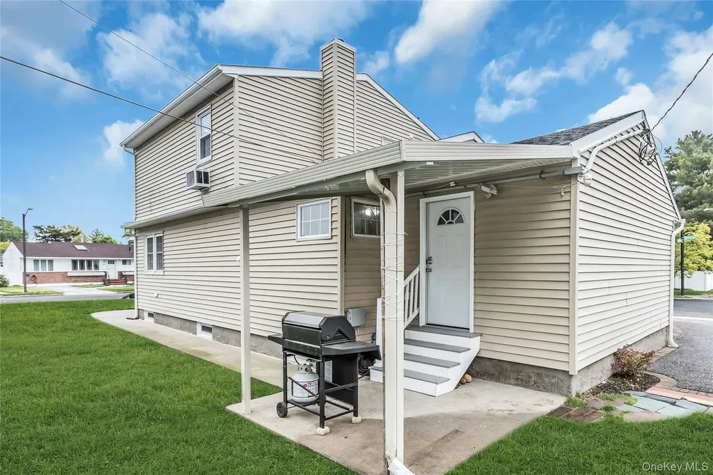 27 Surrey Lane Plainview NY 11803