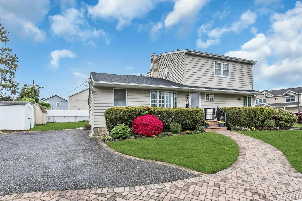 27 Surrey Lane Plainview NY 11803