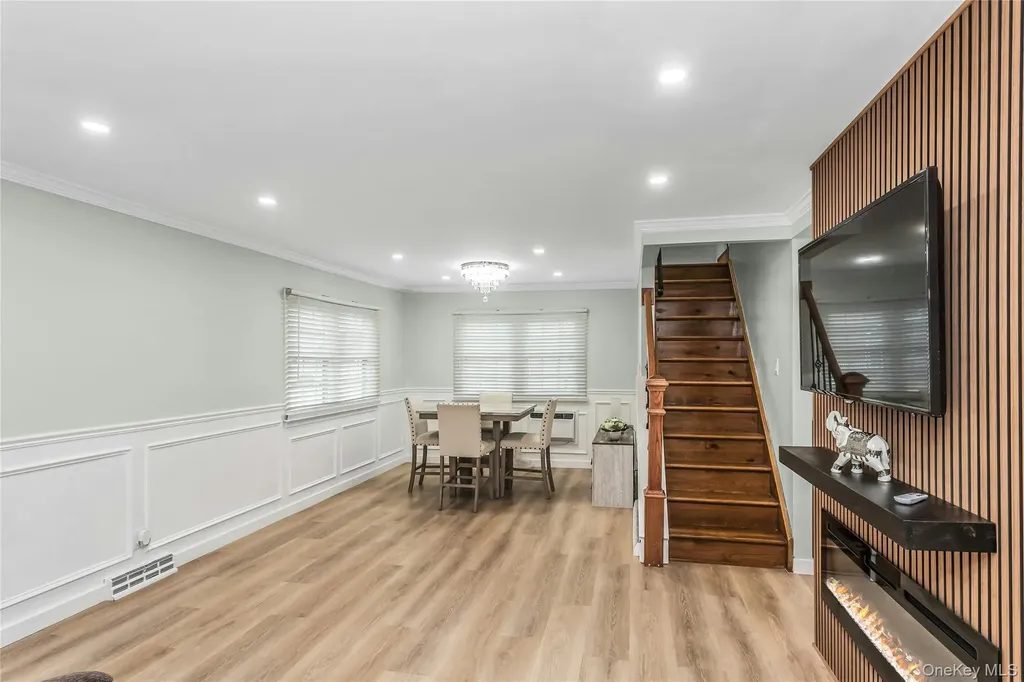 27 Surrey Lane Plainview NY 11803