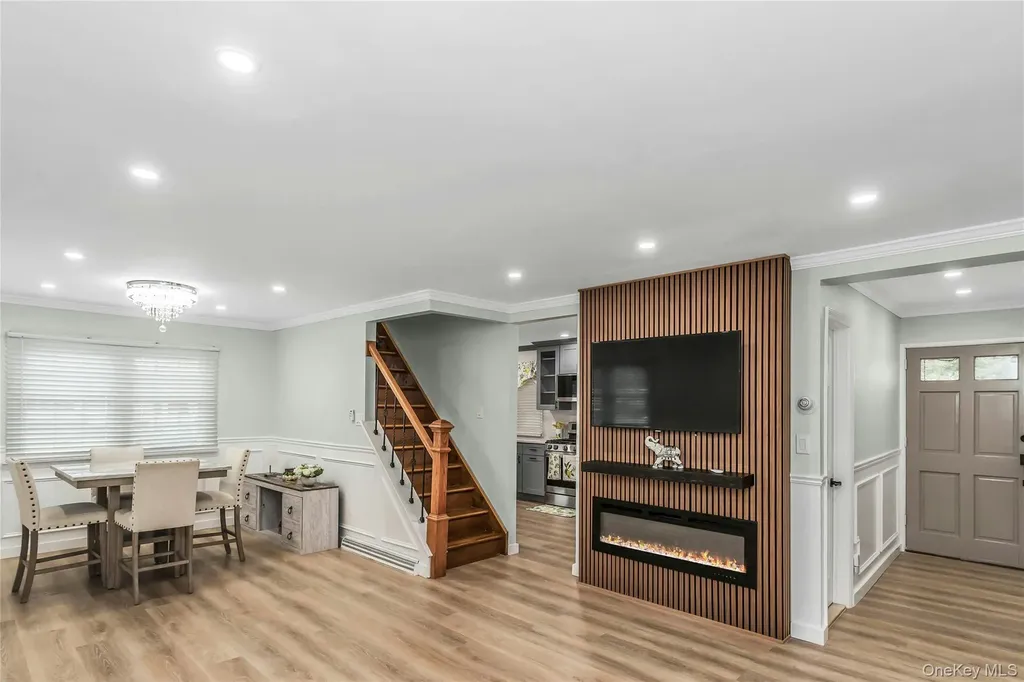 27 Surrey Lane Plainview NY 11803