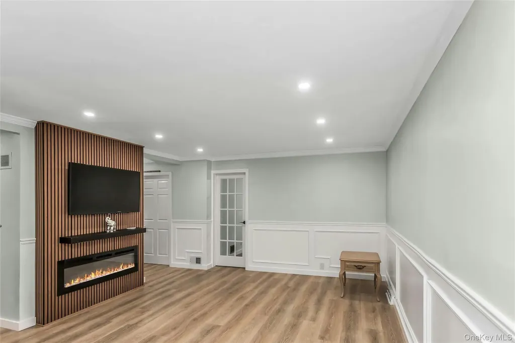 27 Surrey Lane Plainview NY 11803