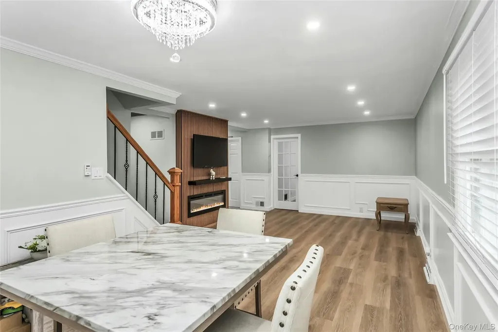 27 Surrey Lane Plainview NY 11803