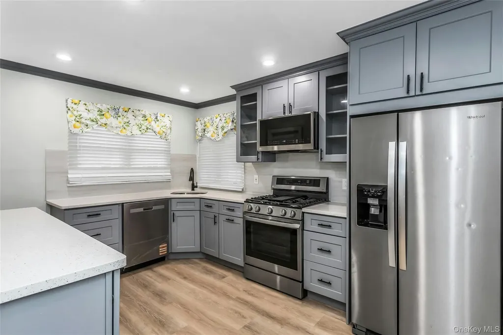 27 Surrey Lane Plainview NY 11803