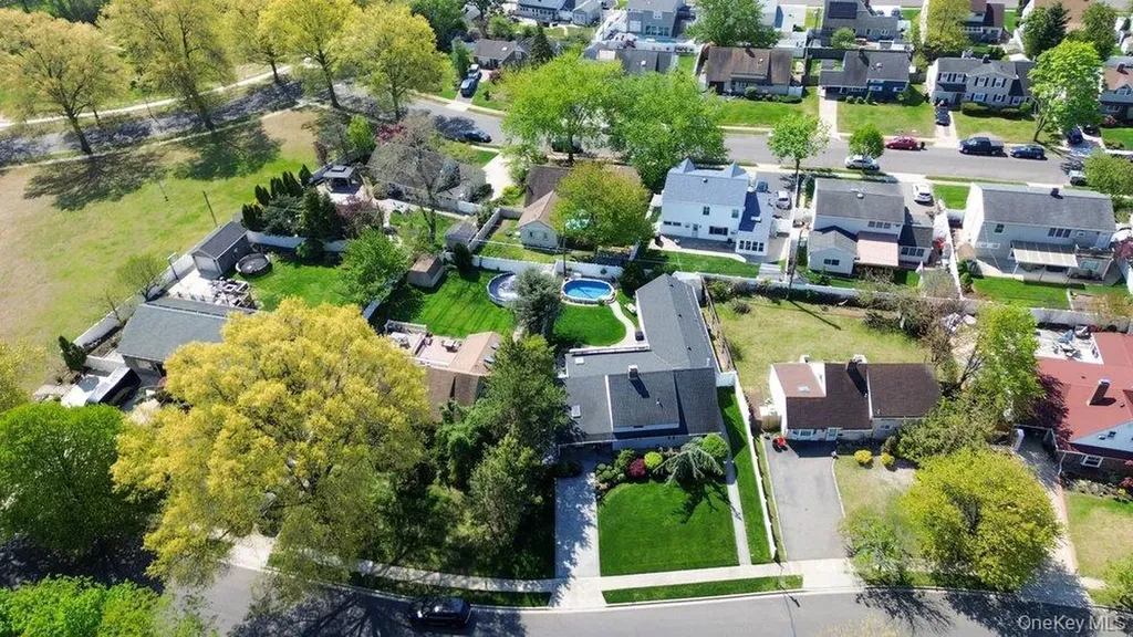 55 Duckpond Drive N Wantagh NY 11793