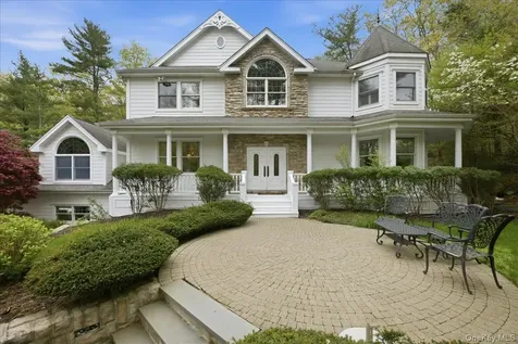 9 Godfrey Lane Huntington NY 11743