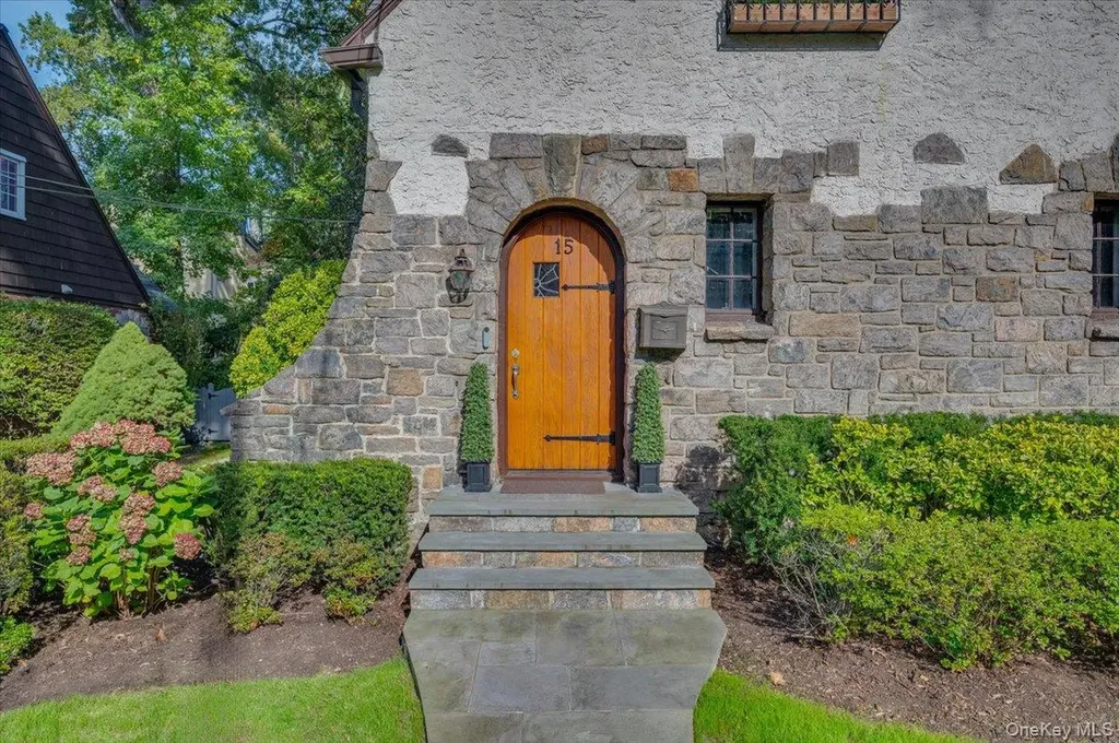 15 Kingsbury Road New Rochelle NY 10804