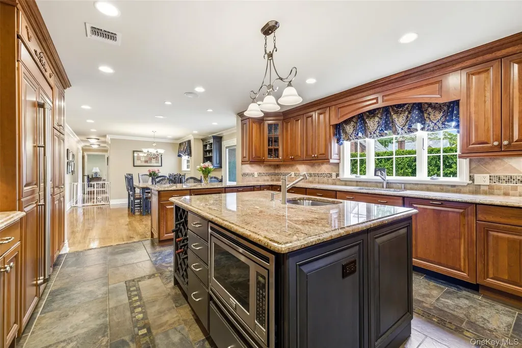 93 Berkshire Road Rockville Centre NY 11570