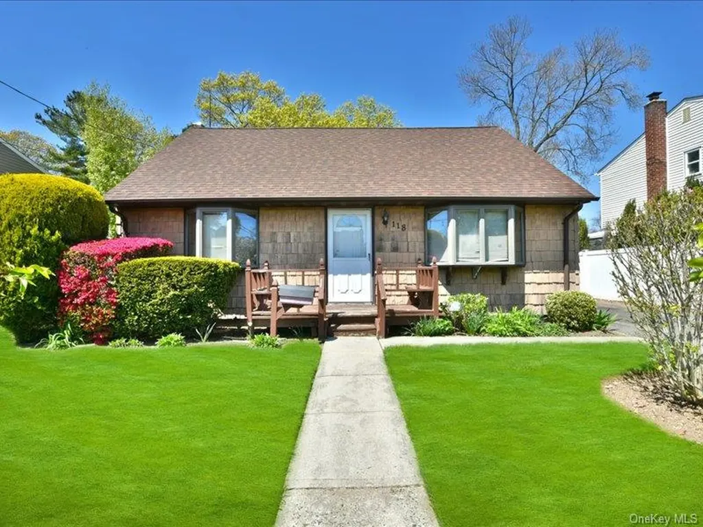 118 Park Lane Massapequa NY 11758