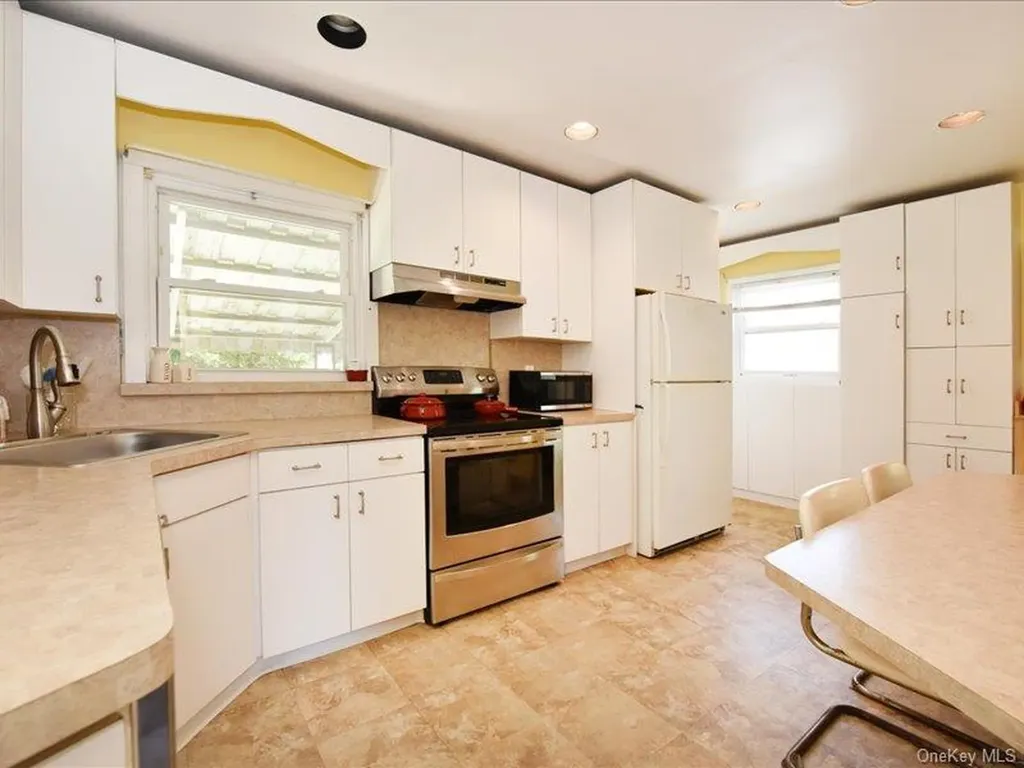 118 Park Lane Massapequa NY 11758