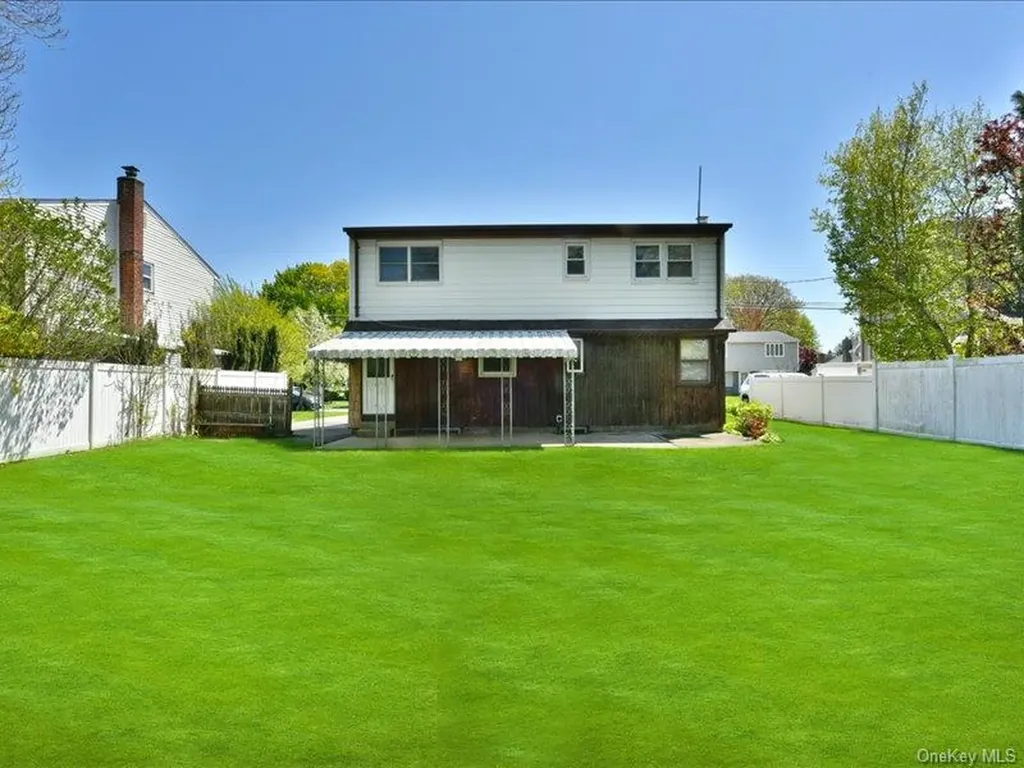 118 Park Lane Massapequa NY 11758