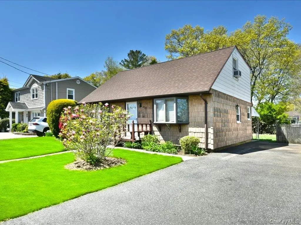 118 Park Lane Massapequa NY 11758