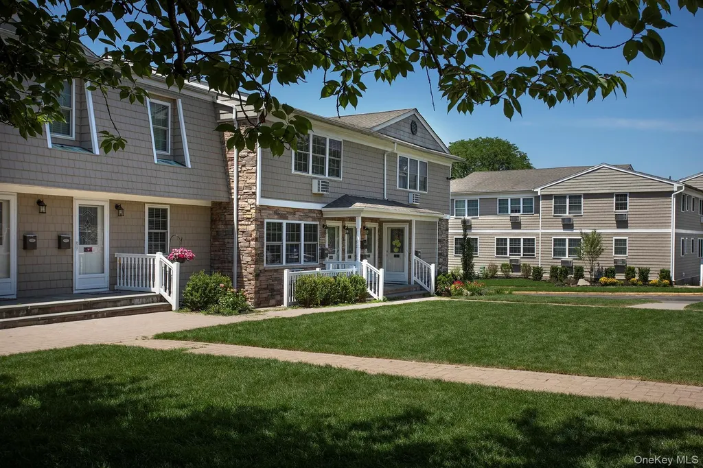 65 Fairfield Way Commack NY 11725