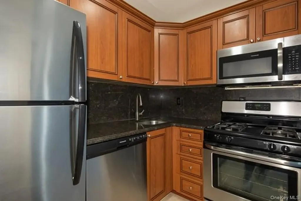 65 Fairfield Way Commack NY 11725