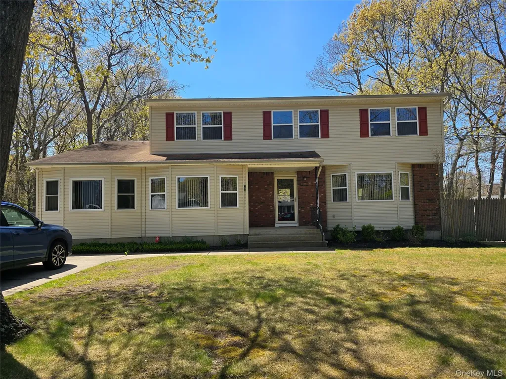 92 Hawthorne Street Mastic NY 11950