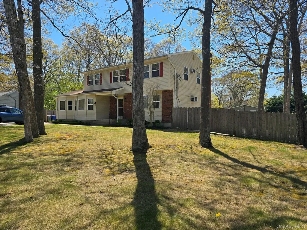 92 Hawthorne Street Mastic NY 11950