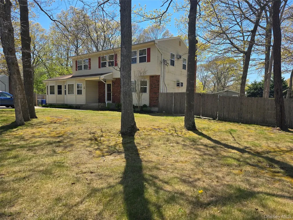 92 Hawthorne Street Mastic NY 11950
