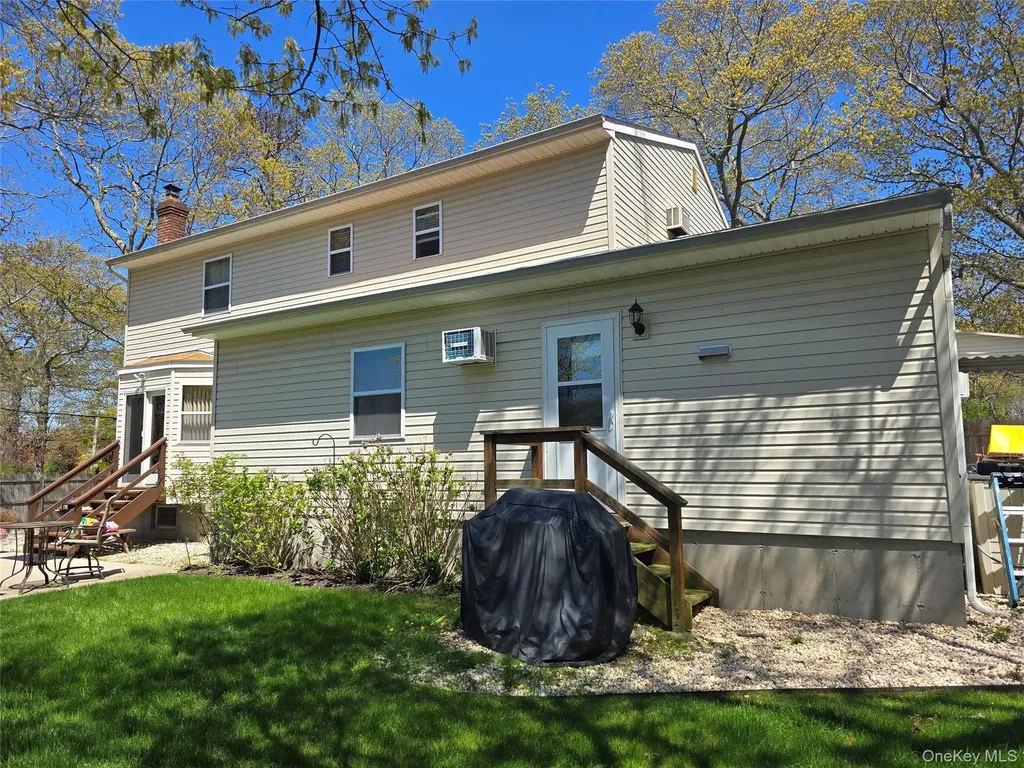 92 Hawthorne Street Mastic NY 11950