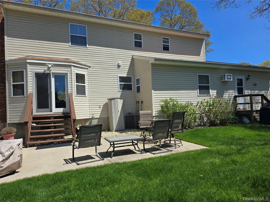 92 Hawthorne Street Mastic NY 11950