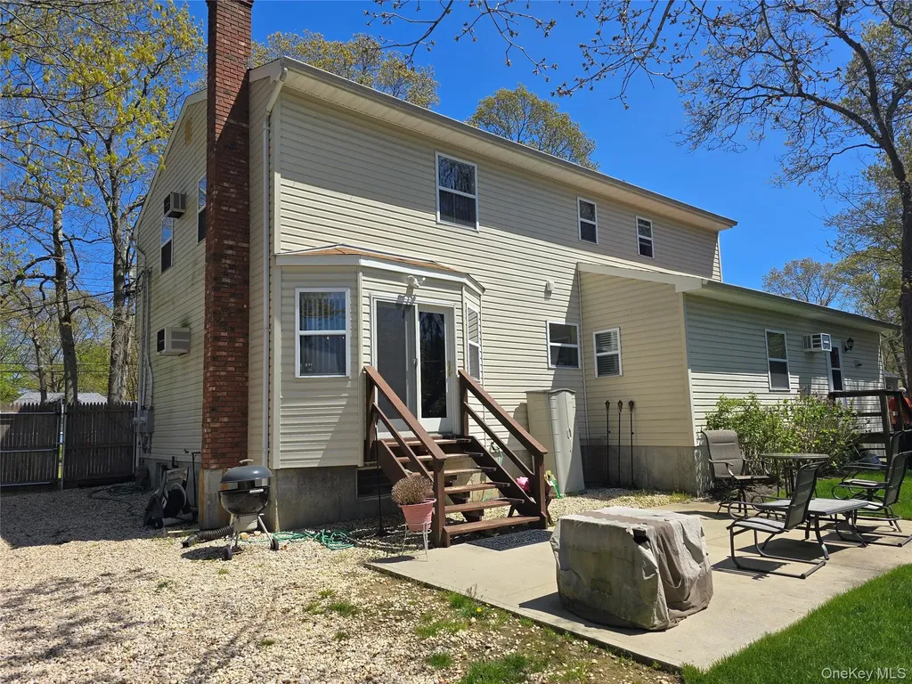 92 Hawthorne Street Mastic NY 11950