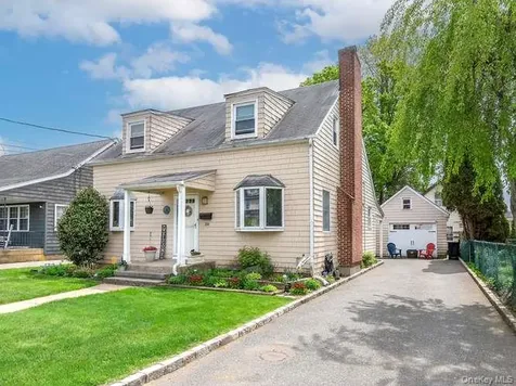 34 Maple Street Greenvale NY 11548