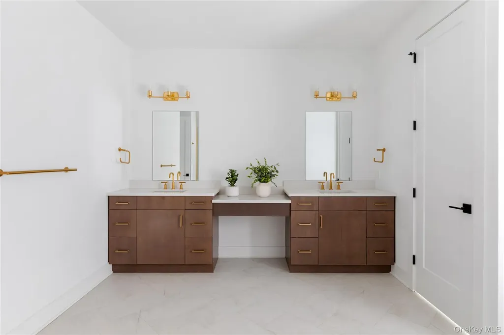 1 Sequoia Circle Manhasset NY 11030