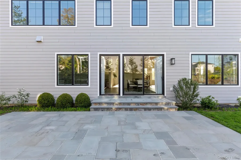 1 Sequoia Circle Manhasset NY 11030
