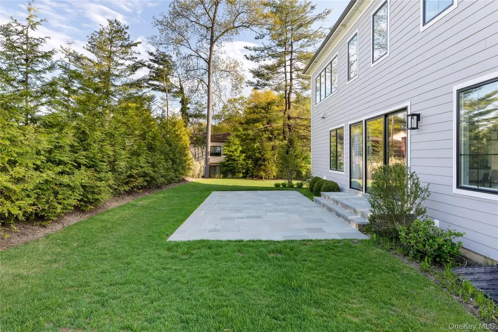 1 Sequoia Circle Manhasset NY 11030
