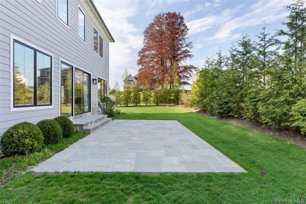 1 Sequoia Circle Manhasset NY 11030