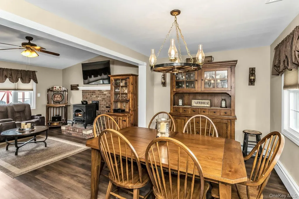 42 Spring Lane Levittown NY 11756