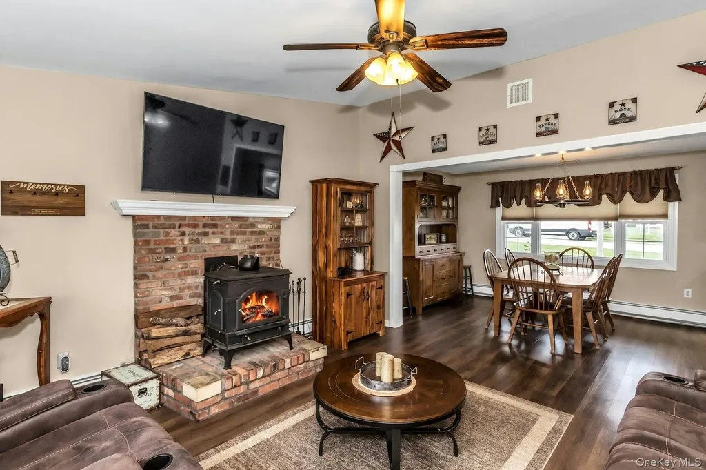 42 Spring Lane Levittown NY 11756