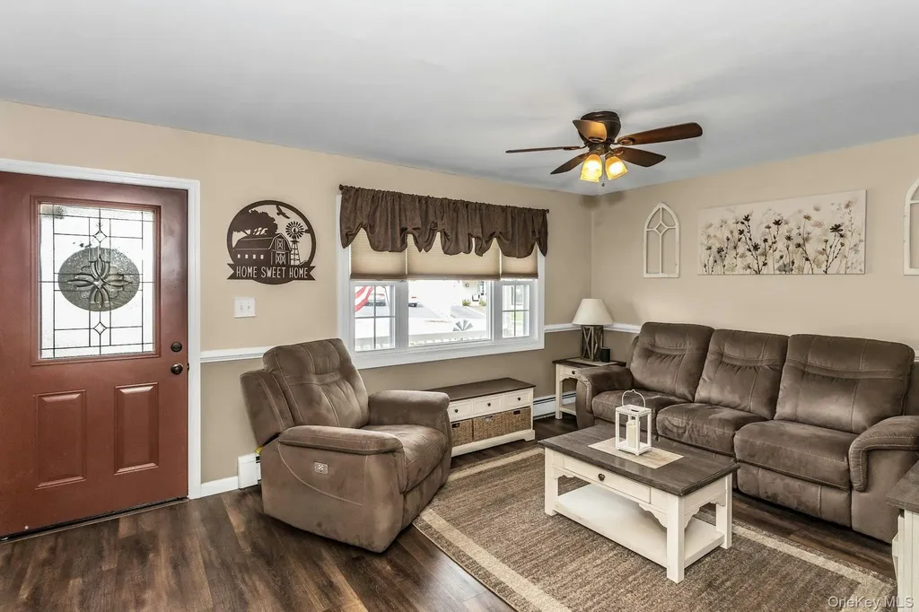 42 Spring Lane Levittown NY 11756