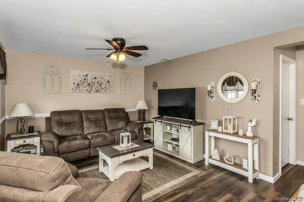 42 Spring Lane Levittown NY 11756