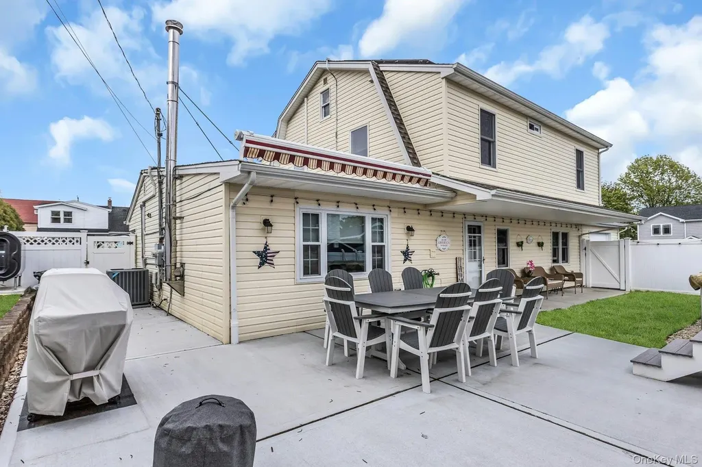 42 Spring Lane Levittown NY 11756