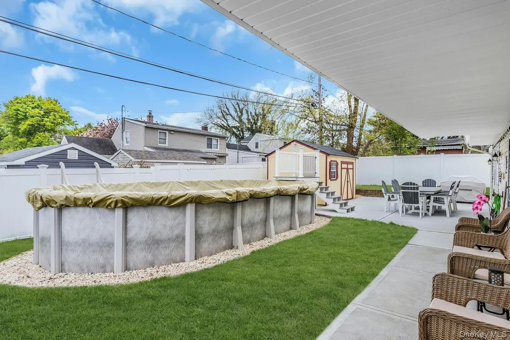 42 Spring Lane Levittown NY 11756