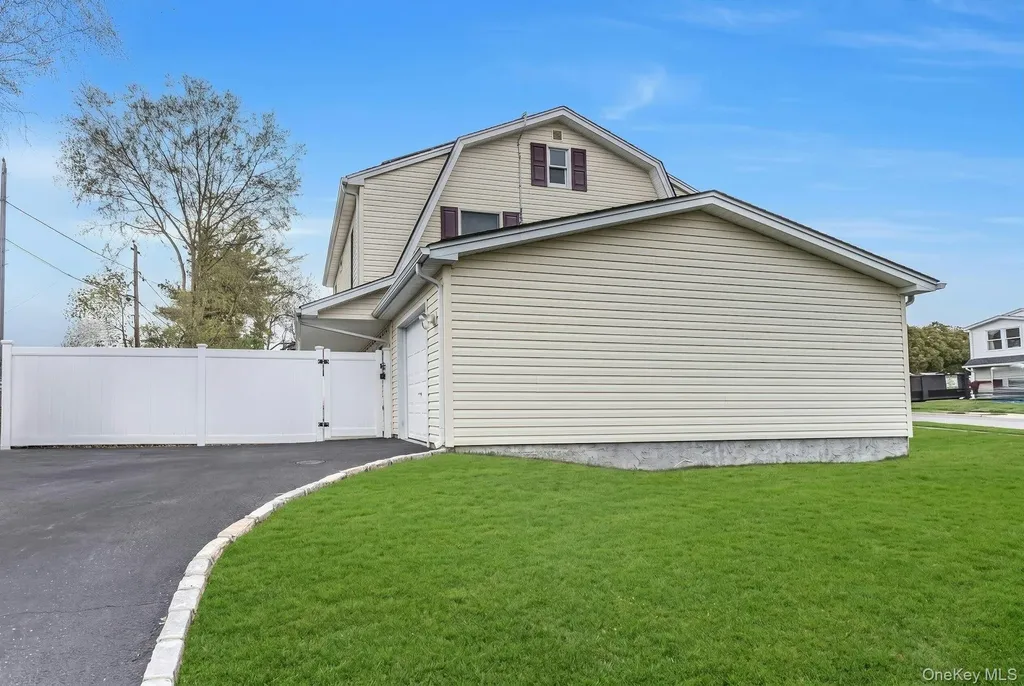42 Spring Lane Levittown NY 11756