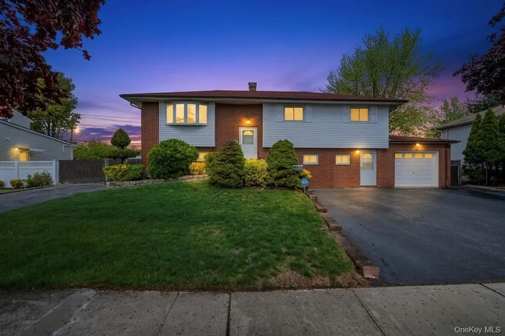 42 Pebble Lane Deer Park NY 11729