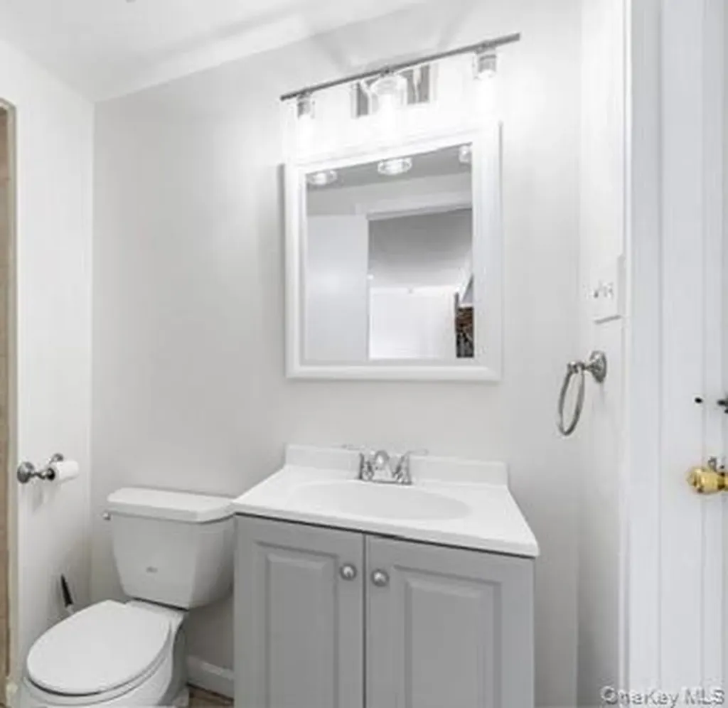 42 Pebble Lane Deer Park NY 11729