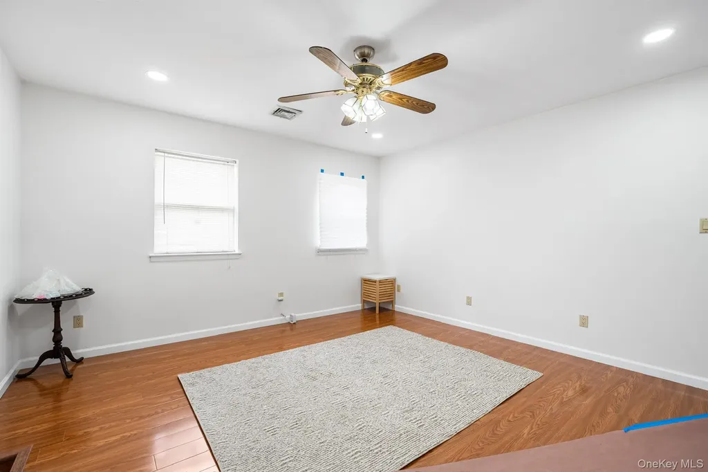 42 Pebble Lane Deer Park NY 11729