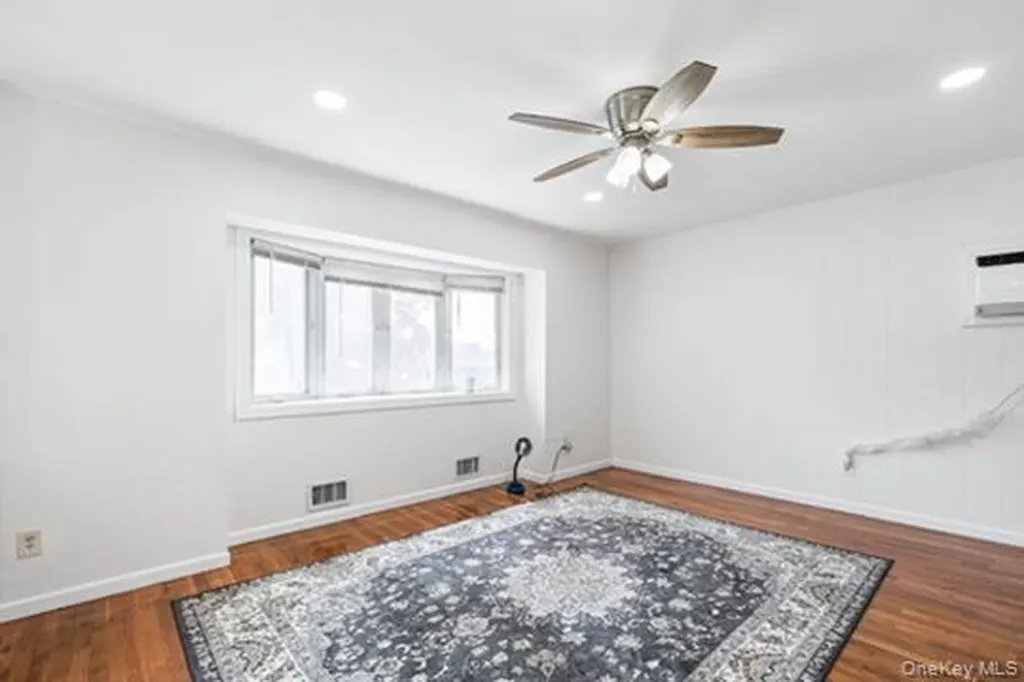 42 Pebble Lane Deer Park NY 11729