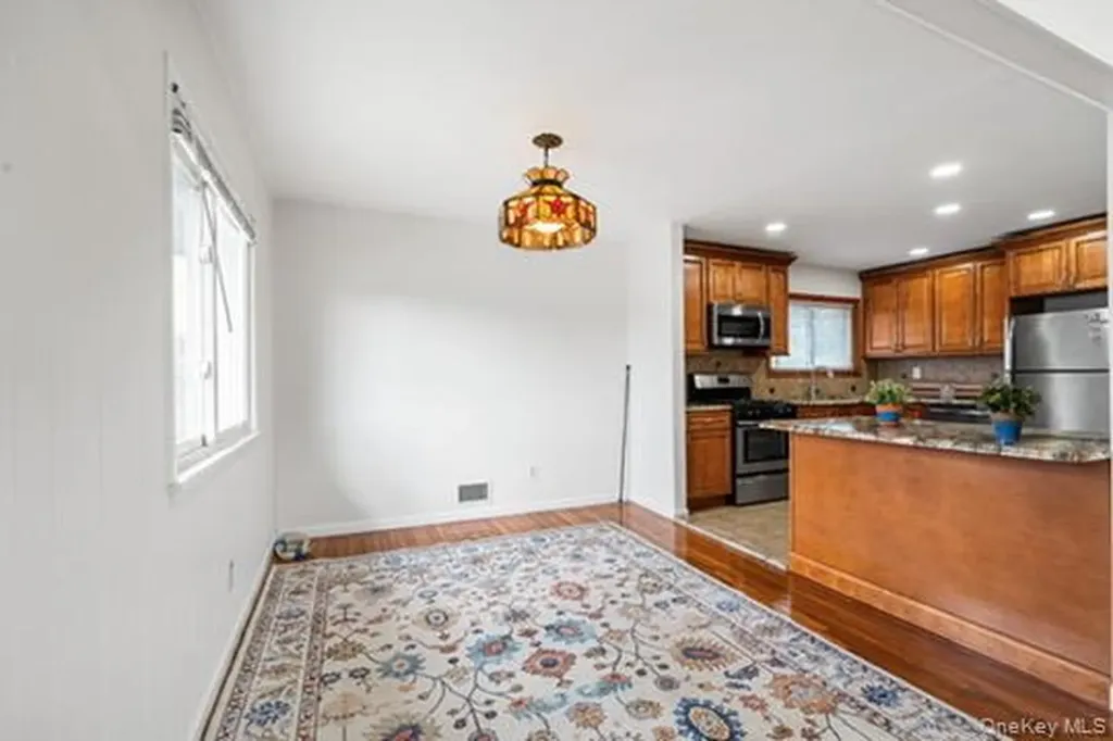 42 Pebble Lane Deer Park NY 11729