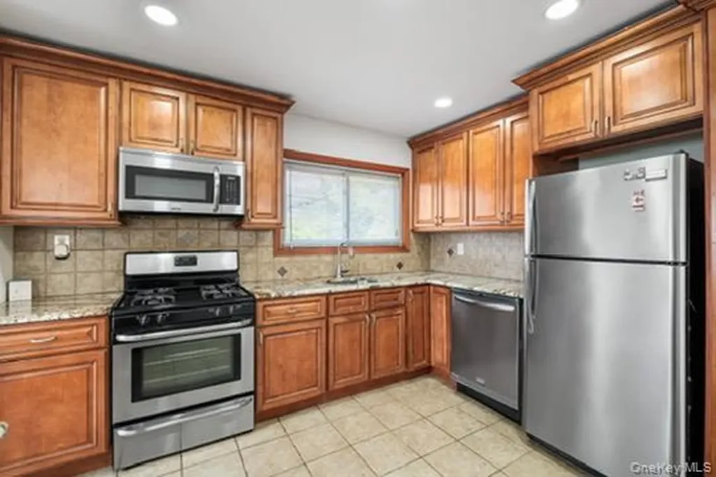 42 Pebble Lane Deer Park NY 11729
