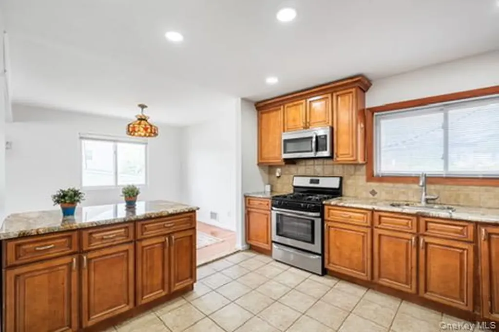42 Pebble Lane Deer Park NY 11729