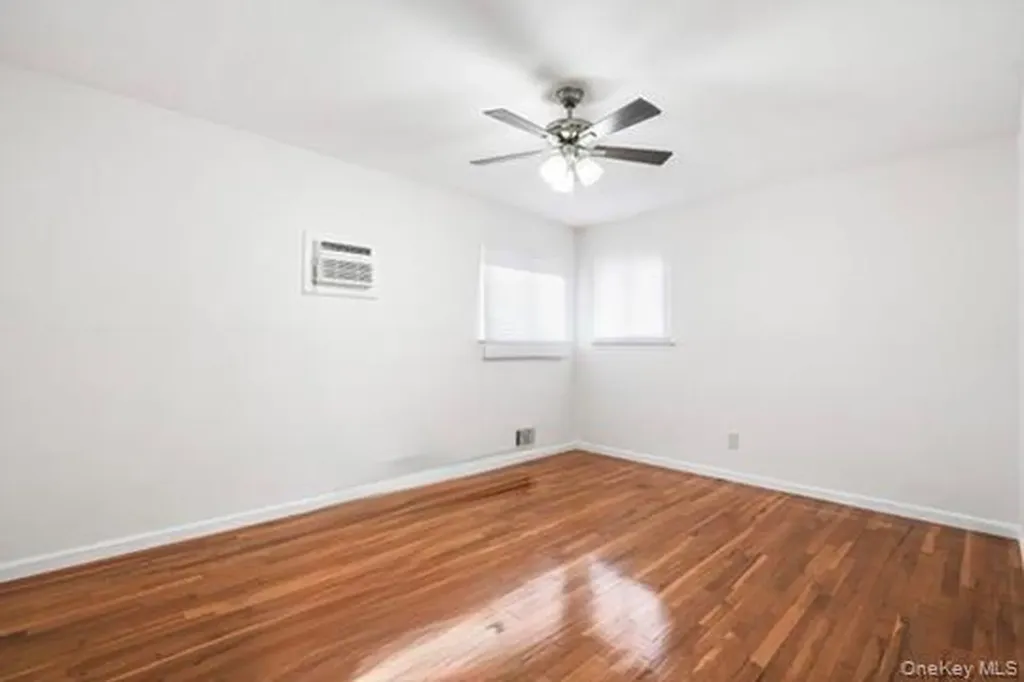 42 Pebble Lane Deer Park NY 11729