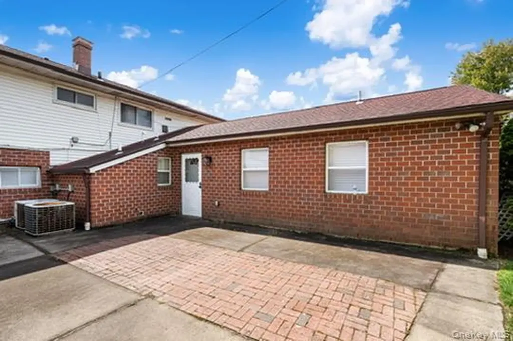 42 Pebble Lane Deer Park NY 11729